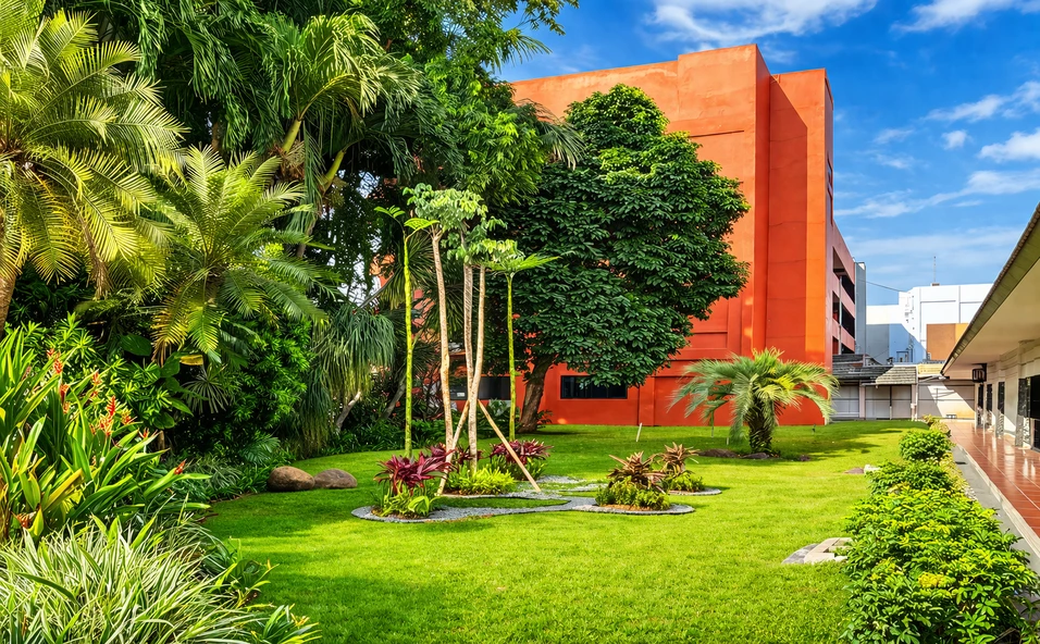 Taman Rumah Sakit Husada yang bisa dinikmati pasien untuk menunjang penyembuhan.